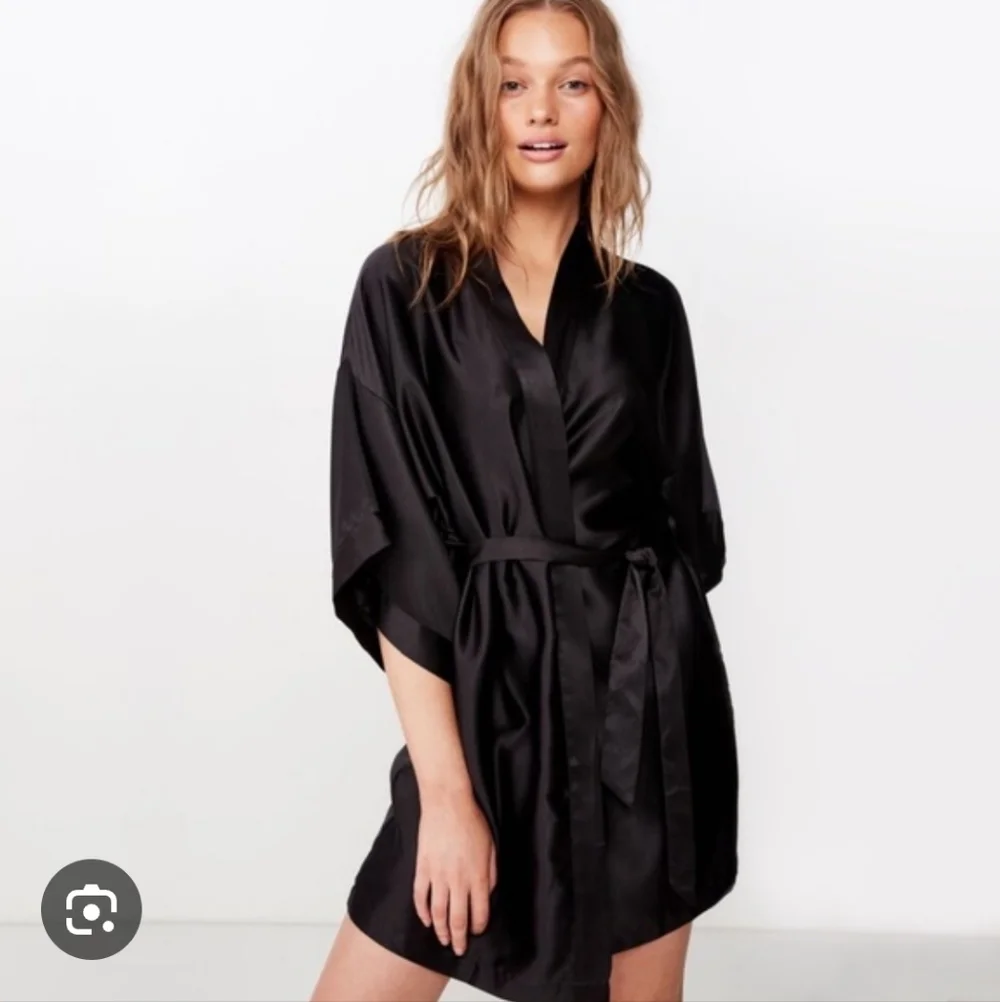 Third Love Black Satin Short Robe One Size